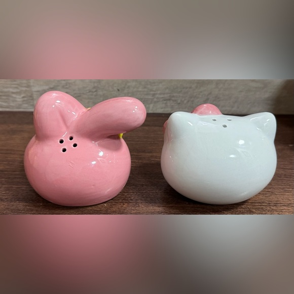 Hello Kitty Ceramic Salt & Pepper Shaker Set - NEW - Picture 3 of 6
